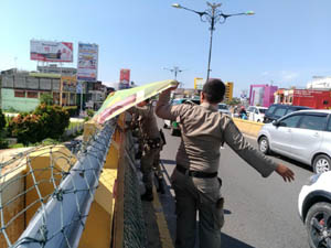  Salahi Ketentuan, Satpol PP Copot Puluhan Spanduk 